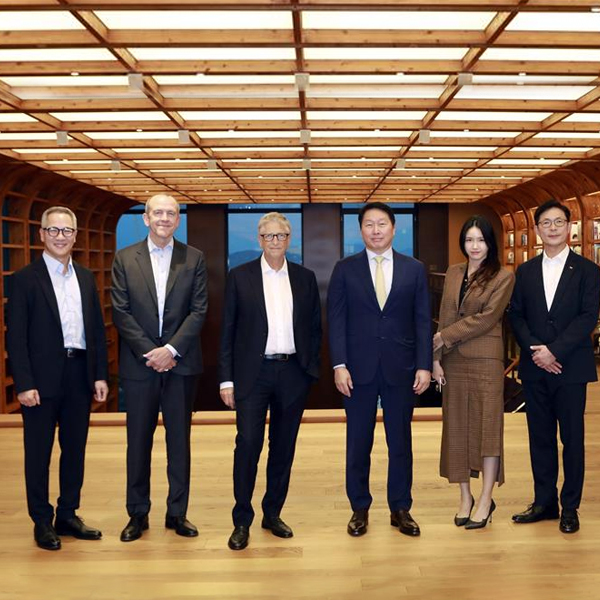 SK's Chey Tae-won meets Bill Gates to discuss nuclear energy, biotechnology cooperation 썸네일 이미지